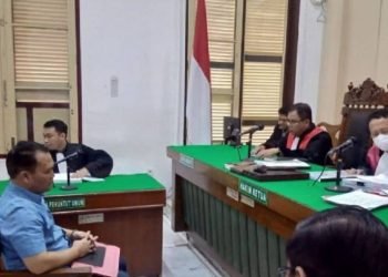 Terdakwa mantan Camat Harian, Waston Simbolon mendengarkan pembacaan tuntutan di Pengadilan Tipikor Medan. 