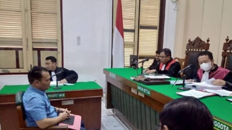 Terdakwa mantan Camat Harian, Waston Simbolon mendengarkan pembacaan tuntutan di Pengadilan Tipikor Medan. 