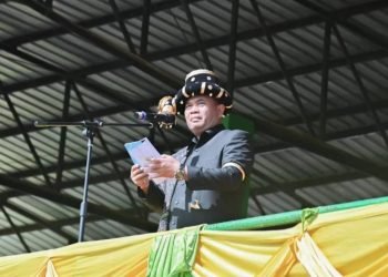 Pj.Wali Kota Padangsidimpuan Timur Tumanggor dengan pakaian adat memberikan sambutan pada HUT ke-23 Pemko Padangsidimpuan. (IST)