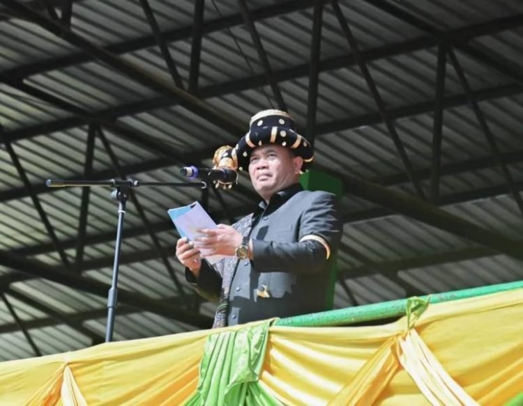 Pj.Wali Kota Padangsidimpuan Timur Tumanggor dengan pakaian adat memberikan sambutan pada HUT ke-23 Pemko Padangsidimpuan. (IST)