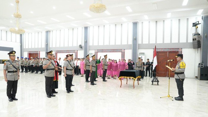 Kapolda Sumut Irjen Whisnu saat melantik Dirressiber hingga Kapolrestabes Medan.
