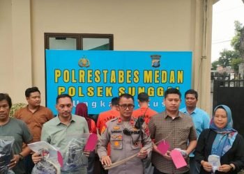 Kapolsek Sunggal Kompol Bambang saat merilis kasus pembunuhan jukir. 