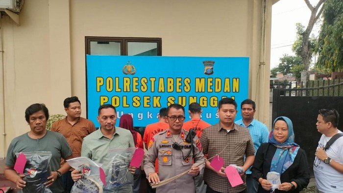 Kapolsek Sunggal Kompol Bambang saat merilis kasus pembunuhan jukir. 