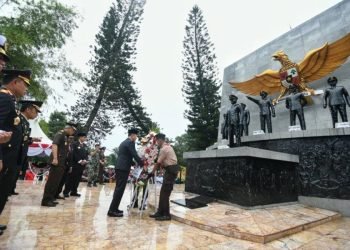 Pj. Gubernur Sumut, Agus Fatoni meletakkan Karangan Bunga di Tugu Letda Sujono pada Upacara Peringatan Hari Kesaktian Pancasila Tahun 2024 di Lapangan Tugu Letda Sujono, Perkebunan Bandar Betsy, Kecamatan Banda Huluan, Kabupaten Simalungun, Selasa (1/10/2024). (Diskominfo Sumut)