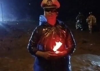Kasat Lantas Polres Tapsel AKP Dahnial Saragih saat berada di lokasi longsor. 