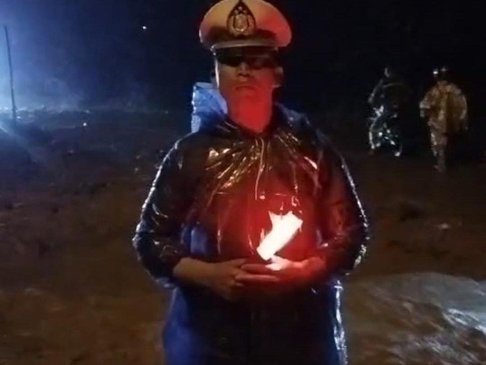 Kasat Lantas Polres Tapsel AKP Dahnial Saragih saat berada di lokasi longsor. 