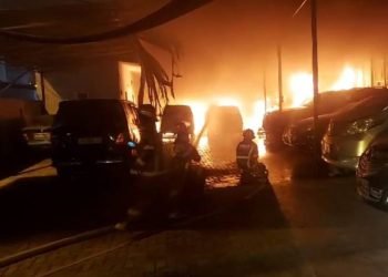 Kebakaran gudang mobil di Sunggal.