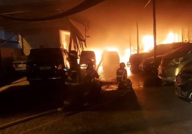 Kebakaran gudang mobil di Sunggal.