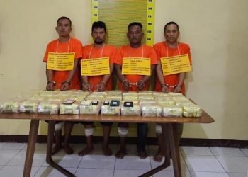 Keempat pelaku saat diamankan di kantor polisi.