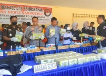 Polres Asahan paparkan tersangka penyelundupan 25 kg narkoba jenis sabu. 