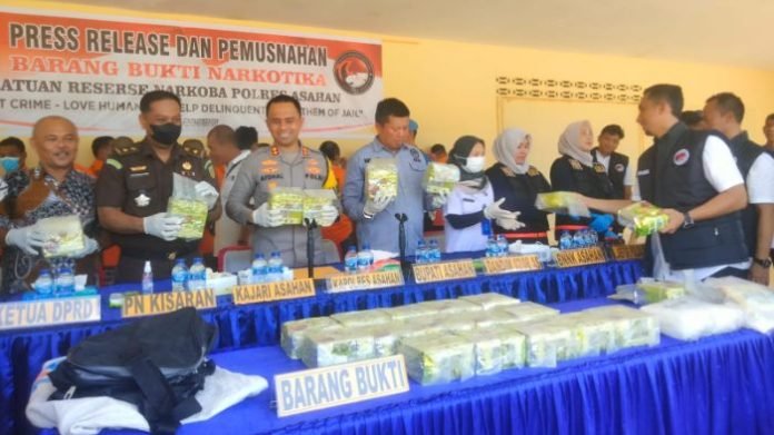 Polres Asahan paparkan tersangka penyelundupan 25 kg narkoba jenis sabu. 