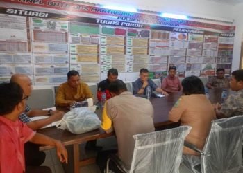 Jaorlam Hutapea dan istrinya Brulina Sembiring dan juga Daniel Pasaribu ketika melakukan mediasi di Polsek Perdagangan.