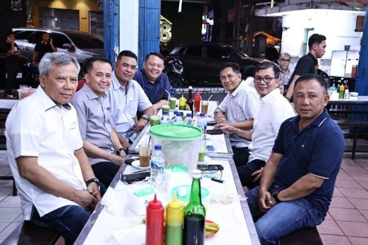 Penjabat (Pj) Gubernur Sumatera Utara (Sumut) Agus Fatoni bersama Forum Koordinasi Pimpinan Daerah (Forkopimda) kompak bertemu di salah satu Warkop Multatuli untuk membahas perkembangan Sumut, Rabu (2/10/2024). (DISKOMINFO SUMUT)