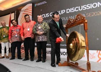 Pj Gubernur Sumatera Utara (Sumut) Agus Fatoni membuka Focus Group Discussion (FGD) penyusunan strategi pengumpulan data sensus ekonomi 2026 di Hotel JW Marriott, Medan, Selasa (15/10/2024). (Diskominfo Sumut)