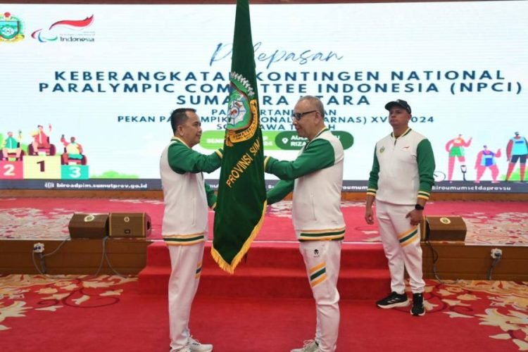 Pj. Gubernur Sumut, Agus Fatoni melepas keberangkatan Kontingen National Paralympic Committee Indonesia (NPCI) Sumut untuk mengikuti Pekan Paralimpik Nasional (Peparnas) XVII Tahun 2024 Solo - Jawa Tengah di Aula Tengku Rizal Nurdin, Rumah Dinas Gubernur Sumut, Jalan Sudirman No. 41, Medan, Senin Malam (30/9/2024). (Diskominfo Sumut)