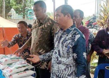 Batuan pangan dari Paslon Effendi- Murphy untuk korban kebakaran di Simpang Gop Tambunan.