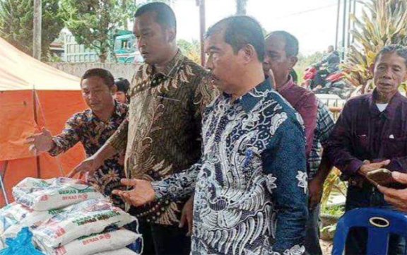 Batuan pangan dari Paslon Effendi- Murphy untuk korban kebakaran di Simpang Gop Tambunan.