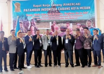 Ketua PI Kota Medan Drs Juaksa Manurung foto bersama dengan jajaran pengurus yang baru dilantik.