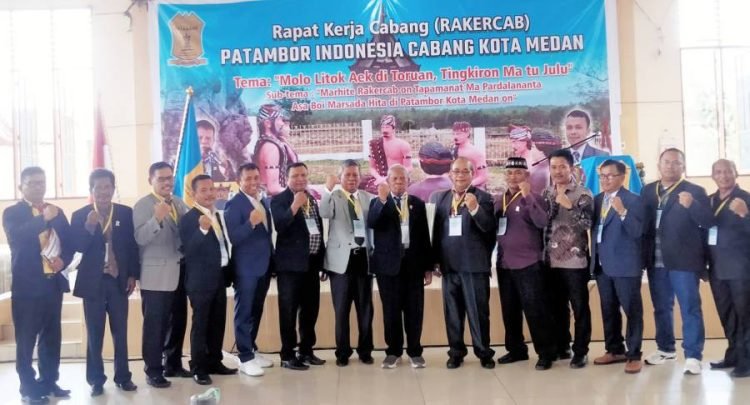Ketua PI Kota Medan Drs Juaksa Manurung foto bersama dengan jajaran pengurus yang baru dilantik.