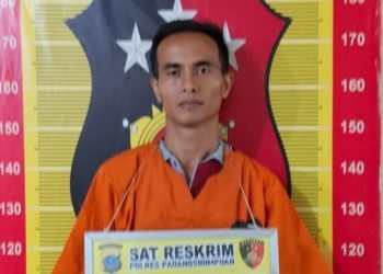 Pelaku saat diamankan di kantor polisi.