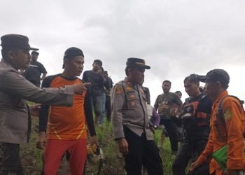 Petugas gabungan saat mencari tim Basarnas yang hilang di Sungai Lau Biang, Tigabinanga, Karo, Sumut. 