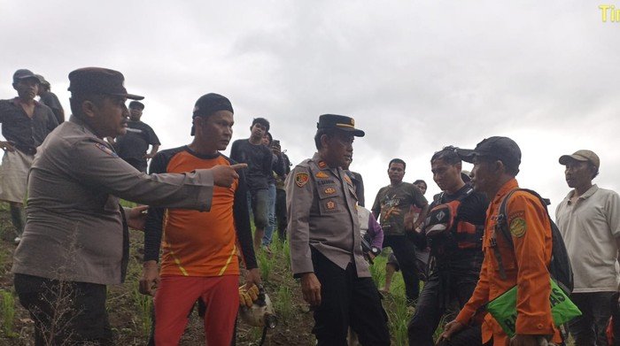 Petugas gabungan saat mencari tim Basarnas yang hilang di Sungai Lau Biang, Tigabinanga, Karo, Sumut. 