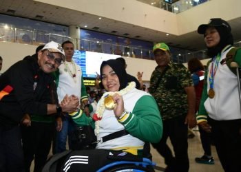 Kepala Dinas Komunikasi dan Informatika Provinsi Sumatera Utara  (Sumut) Ilyas Sitorus mewakili Pj Gubernur Sumut Agus Fatoni saat menyambut para kontingen Pekan Paralimpik Nasional (Peparnas) Sumut tahun 2024 di Bandara Kualanamu, Deliserdang, Minggu (13/10/2024). Kontingen Sumut meraih peringkat lima pada Peparnas XVII tahun 2024 di Jawa Tengah. (Diskominfo Sumut)