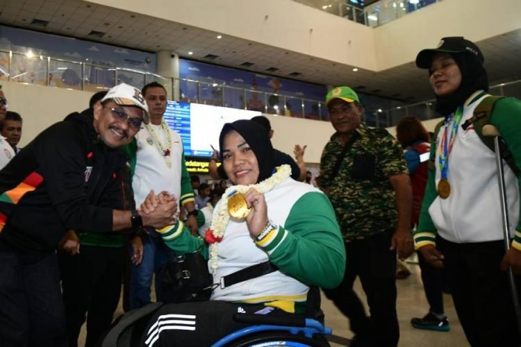 Kepala Dinas Komunikasi dan Informatika Provinsi Sumatera Utara  (Sumut) Ilyas Sitorus mewakili Pj Gubernur Sumut Agus Fatoni saat menyambut para kontingen Pekan Paralimpik Nasional (Peparnas) Sumut tahun 2024 di Bandara Kualanamu, Deliserdang, Minggu (13/10/2024). Kontingen Sumut meraih peringkat lima pada Peparnas XVII tahun 2024 di Jawa Tengah. (Diskominfo Sumut)