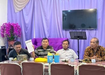 Ketua Patambor Indonesia Drs Rusman Manurung MPd (kanan) yang juga Wakil Ketua DPC Kota Medan turut mendampingi panitia Rakercab saat rapat, belum lama ini.