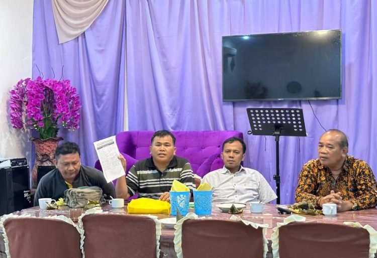 Ketua Patambor Indonesia Drs Rusman Manurung MPd (kanan) yang juga Wakil Ketua DPC Kota Medan turut mendampingi panitia Rakercab saat rapat, belum lama ini.