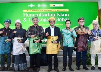 Pengurus Besar Nadhlatul Ulama (PBNU) foto bersama dengan Rektor USU dalam rangkaian seminar di Digital Learning Center Building USU, Senin (14/10/2024). 