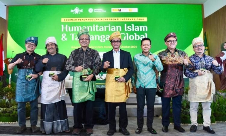 Pengurus Besar Nadhlatul Ulama (PBNU) foto bersama dengan Rektor USU dalam rangkaian seminar di Digital Learning Center Building USU, Senin (14/10/2024). 
