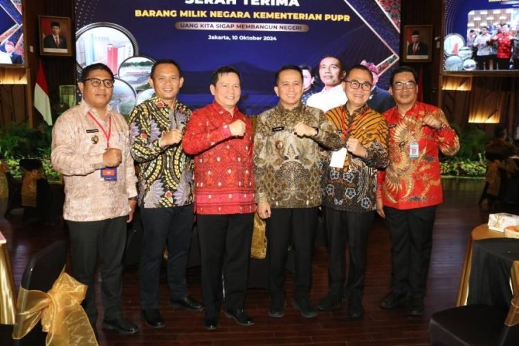 Penjabat (Pj) Gubernur Sumatera Utara (Sumut) Agus Fatoni menandatangani berita acara serah terima hibah Barang Milik Negara (BMN) senilai Rp578.421.090 dari Kementerian Pembangunan Umum dan Perumahan Rakyat (PUPR). Acara tersebut berlangsung di Auditorium Kementerian PUPR, Jakarta, Kamis (10/10/2024). (DISKOMINFO SUMUT)