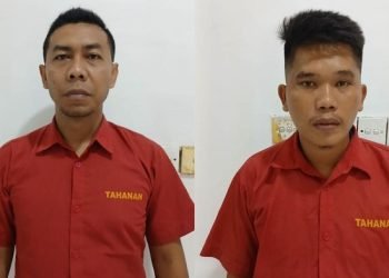 Camat Angkola Sangkunur (kiri) dan Kades Tindoan Laut (kanan) saat ditahan. 