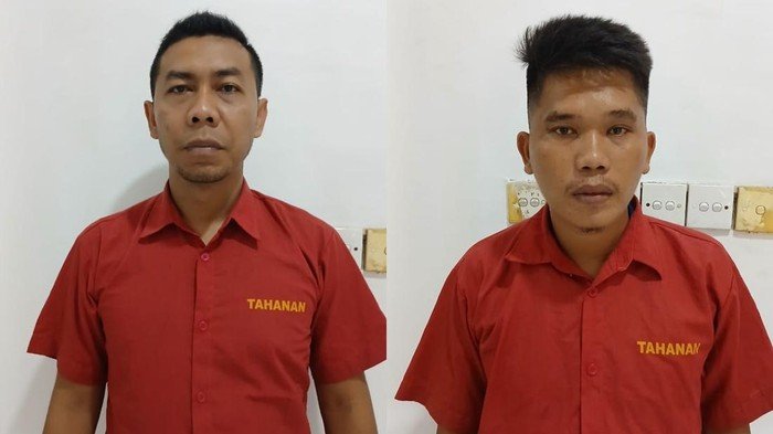 Camat Angkola Sangkunur (kiri) dan Kades Tindoan Laut (kanan) saat ditahan. 