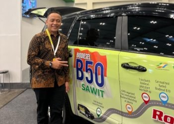 Direktur Utama PTPN IV PalmCo Jatmiko K Santosa di samping kendaraan yang telah berhasil melakukan road test lebih dari 170 ribu kilo dengan B50. (IST)