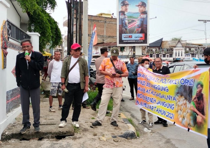 Warga Demo Kejari Toba Samosir. (IST)