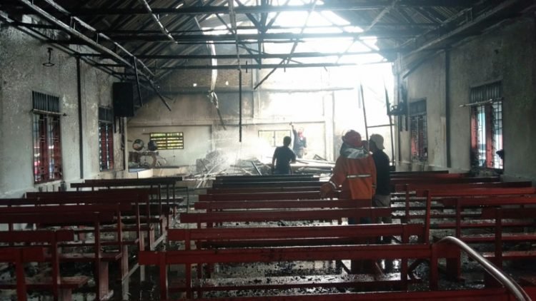 Pasca Gereja Pentakosta Desa Lau Mil, Tigalingga, Dairi terbakar.