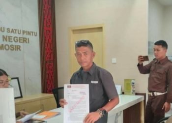 Rinaldi Hutajulu saat melapor ke Kejari Toba Samosir. (IST)