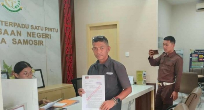 Rinaldi Hutajulu saat melapor ke Kejari Toba Samosir. (IST)