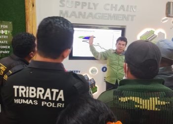 Salomo Sitohang Corcom PT. Toba Pulg Lestari Tbk saat memberikan keterangan. (IST)