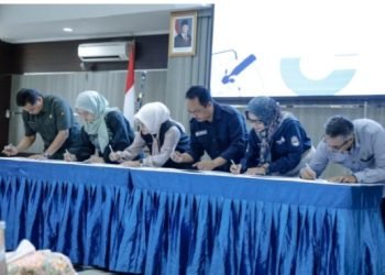 Pj. Gubernur Jabar, Bey Machmudin dalam "Penandatanganan Pakta Integritas Pengelolaan Kepegawaian di Lingkup Dinas Pendidikan Jawa Barat" di Kantor Disdik Jabar, Kota Bandung, Selasa (12/11/2024). (IST)