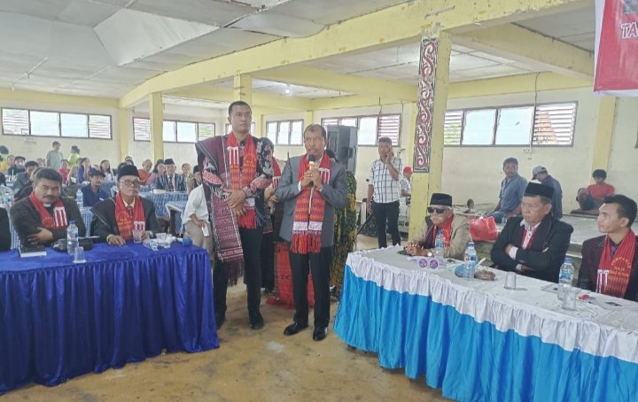 Deklarasi keturunan Raja Sibagotnipohan dukung Paslon nomor urut 3 Effendi Napitupulu - Audi Murphy Sitorus di Gedung Serbaguna HKBP Balige, Kamis (14/11/2024). (IST)