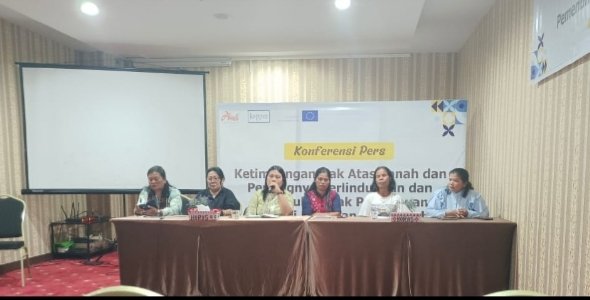 Para Narasumber dan Pengurus Komunitas Adat Kawasan Danau Toba. (IST)