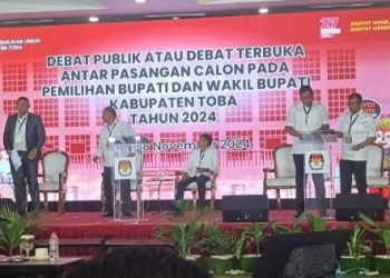Debat publik atau debat terbuka antarpasangan calon pada pemilihan Bupati dan Wakil Bupati Kabupaten Toba tahun 2024 berlangsung di Ballroom Hotel Emerald Garden, Medan, Senin (18/11/2024). (IST)