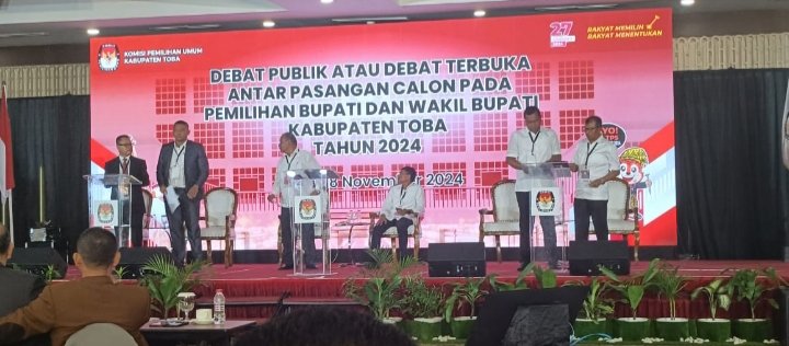 Debat publik atau debat terbuka antarpasangan calon pada pemilihan Bupati dan Wakil Bupati Kabupaten Toba tahun 2024 berlangsung di Ballroom Hotel Emerald Garden, Medan, Senin (18/11/2024). (IST)