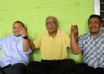 Burhanuddin Aritonang foto bersama dengan Paslon Bupati Tapsel Dolly-Parulian. (IST)