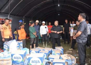 Bupati Tapsel Dolly Pasaribu memberikan bantuan pada di lokasi banjir bandang yang melanda 2 kecamatan yakni Kecamatan Batang Angkola dan Sayur Matinggi Tapsel. (Ist)