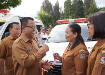 Bupati Toba Poltak Sitorus Memberikan Kunci Mobil Ambulan PSC. (IST)