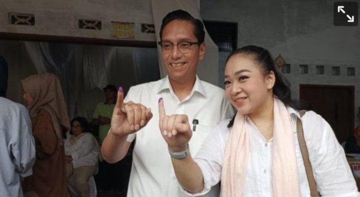 Calon Walikota Medan, Rico Tri Putra Bayu Waas dan istrinya Airin Waas usai menyoblos. (TROL)
